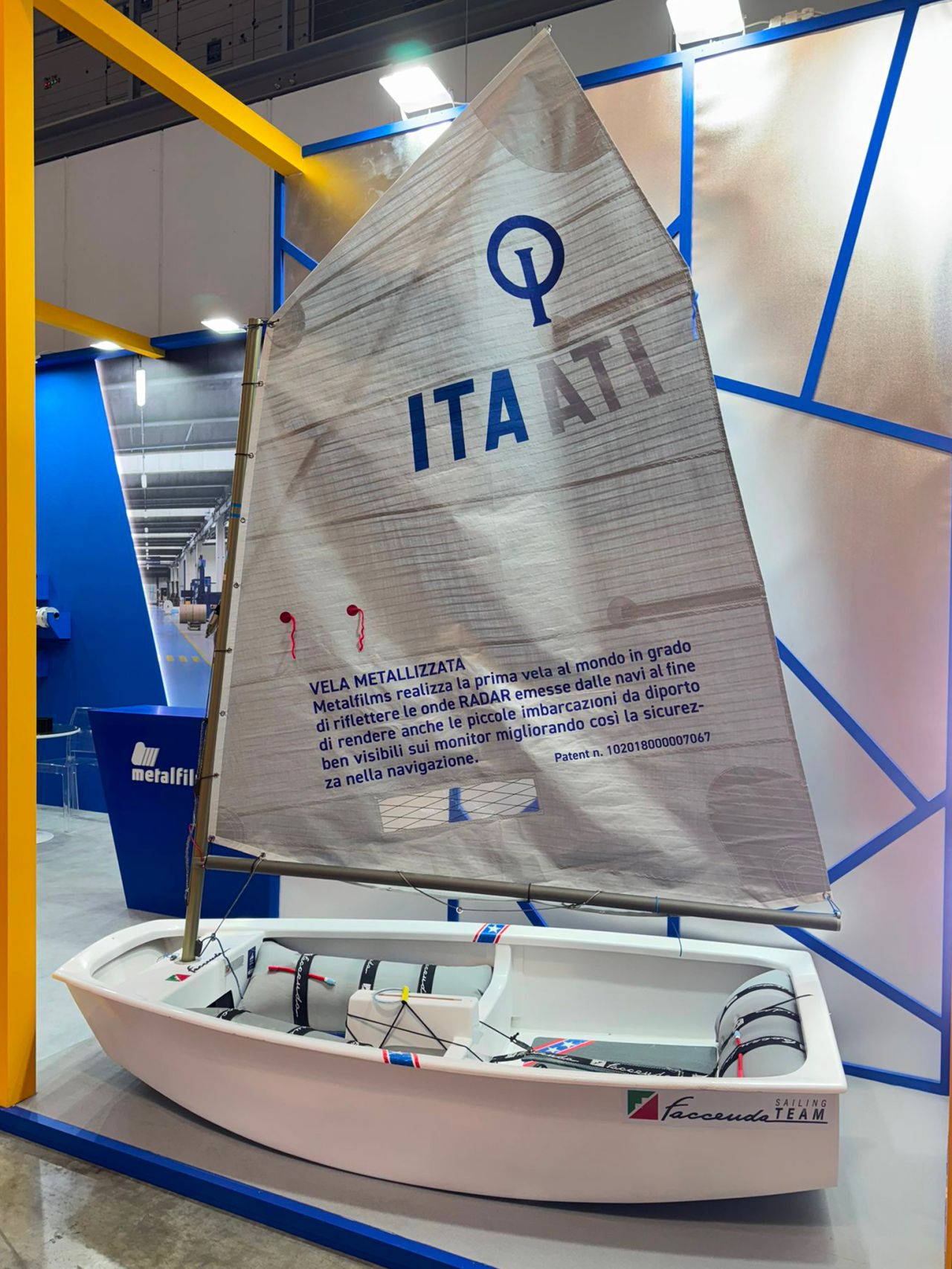 Barca a vela espositiva con vela metallizzata riflettente, sviluppata da Metalfilms per l’utilizzo in ambito nautico, presentata in fiera.